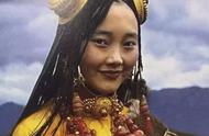 藏族少女，随手丢弃价值千万的天珠
