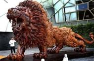 广西男子创作“东方雄狮”根雕，富豪出价300万遭拒，如今被遗忘在仓库