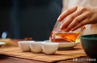 红茶与绿茶：喝哪种更合适？理解它们的差异，避免盲目饮用